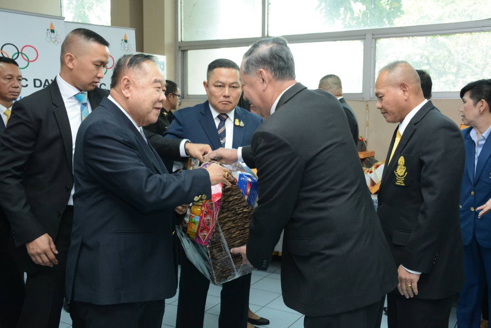 นำกระเช้าของขวัญไปมอบให้ พลเอก ประวิตร วงษ์สุวรรณ ประธานคณะกรรมการโอลิมปิคแห่งประเทศไทย ในพระบรมราชูปถัมภ์ ในวาระดิถีขึ้นปีใหม่
