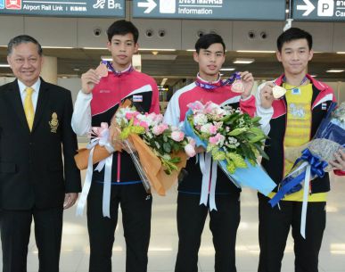 "กุลวุฒิ" แชมป์เยาวชนโลก พร้อมคณะนักแบดเยาวชนทีมชาติ เดินทางกลับถึงไทยแล้ว