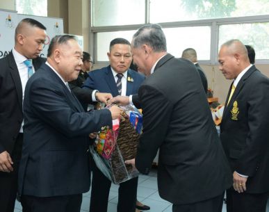 นำกระเช้าของขวัญไปมอบให้ พลเอก ประวิตร วงษ์สุวรรณ ประธานคณะกรรมการโอลิมปิคแห่งประเทศไทย ในพระบรมราชูปถัมภ์ ในวาระดิถีขึ้นปีใหม่