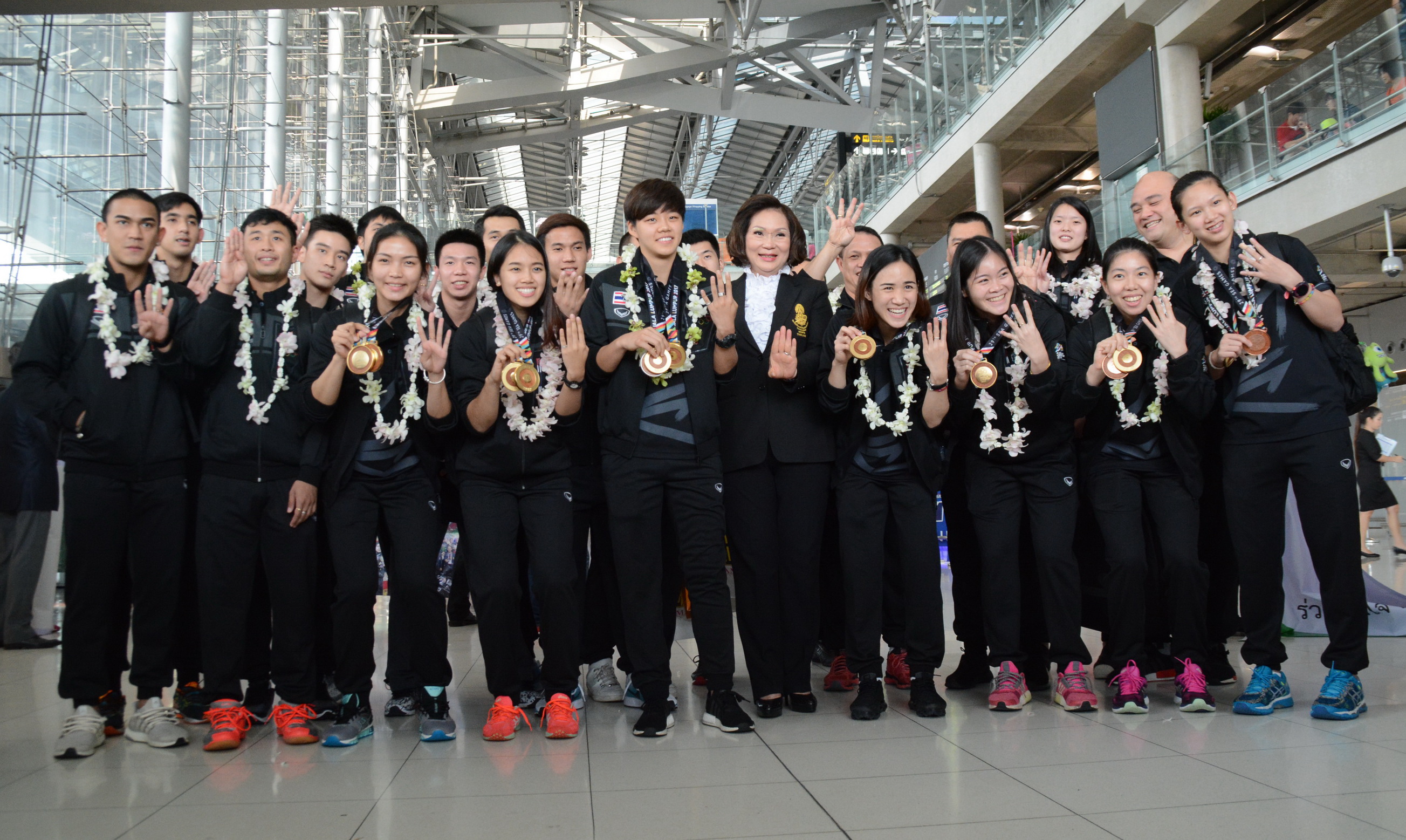 นักแบดมินตันชุดประวัติศาสตร์ กลับไทย หลังเป็นเจ้าเหรียญทองแบดมินตันซีเกมส์ ครั้งที่ 29