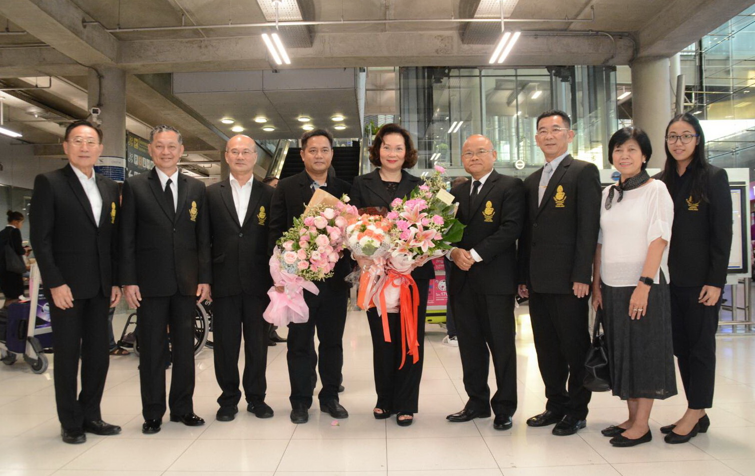 คุณหญิงปัทมา ลีสวัสดิ์ตระกูล เดินทางกลับไทยในฐานะสมาชิกคณะกรรมการโอลิมปิกสากล หรือ IOC ตำแหน่งอันทรงเกียรติสูงสุดด้านการกีฬาของโลก คุณหญิงปัทมา ลีสวัสดิ์ตระกูล เดินทางกลับไทยในฐานะสมาชิกคณะกรรมการโอลิมปิกสากล หรือ IOC ตำแหน่งอันทรงเกียรติสูงสุดด้านการกีฬาของโลก