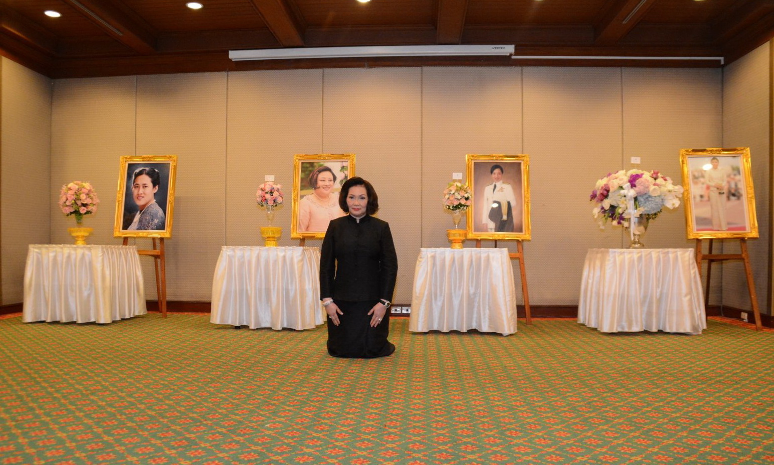 ผู้แทนพระองค์ เชิญดอกไม้พระราชทานและดอกไม้ประทานแก่คุณหญิงปัทมา ผู้แทนพระองค์ เชิญดอกไม้พระราชทานและดอกไม้ประทานแก่คุณหญิงปัทมา