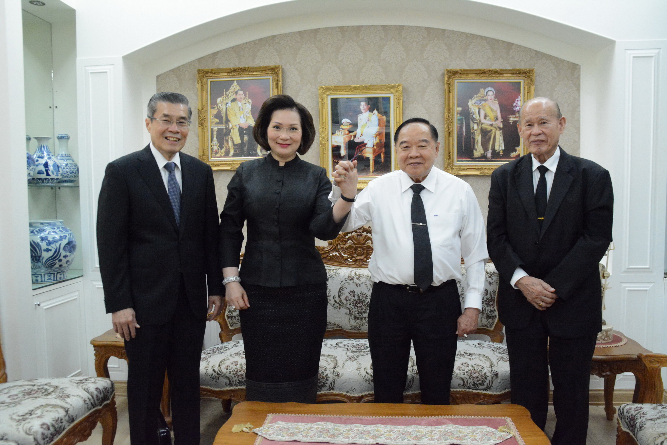 พล.อ.ประวิตร ยินดี คุณหญิงปัทมา นั่งไอโอซีเมมเบอร์ พล.อ.ประวิตร ยินดี คุณหญิงปัทมา นั่งไอโอซีเมมเบอร์