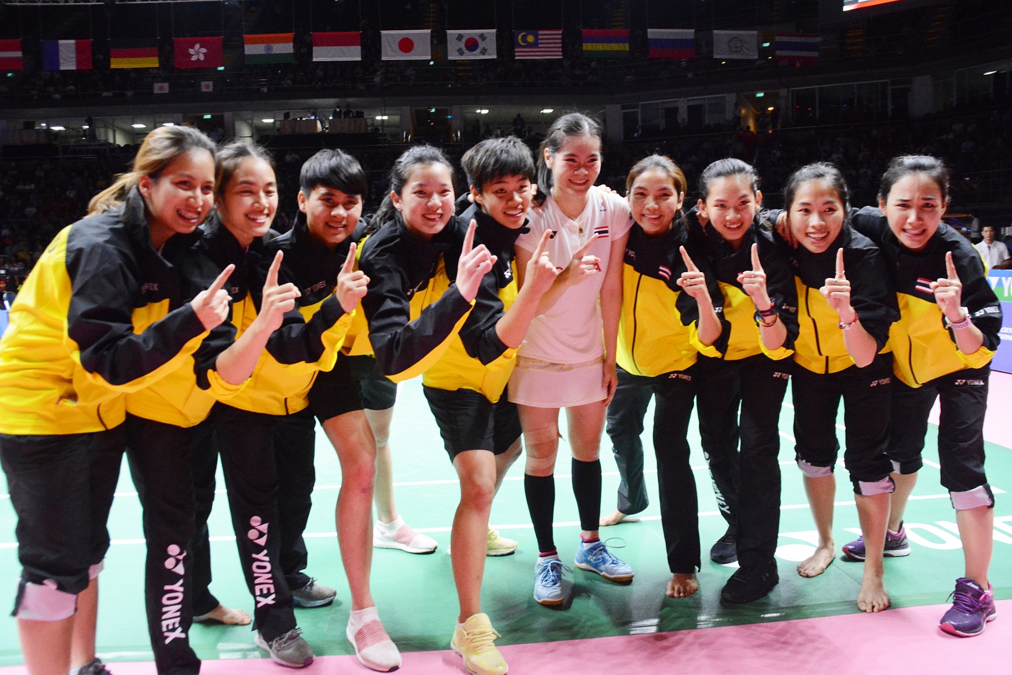 สาวไทยสร้างประวัติศาสตร์ตบเฉือนจีน 3-2 คู่ ผ่านเข้าลุ้นแชมป์อูเบอร์คัพในรอบ 61 ปี ชนเต็ง 1 สาวไทยสร้างประวัติศาสตร์ตบเฉือนจีน 3-2 คู่ ผ่านเข้าลุ้นแชมป์อูเบอร์คัพในรอบ 61 ปี ชนเต็ง 1