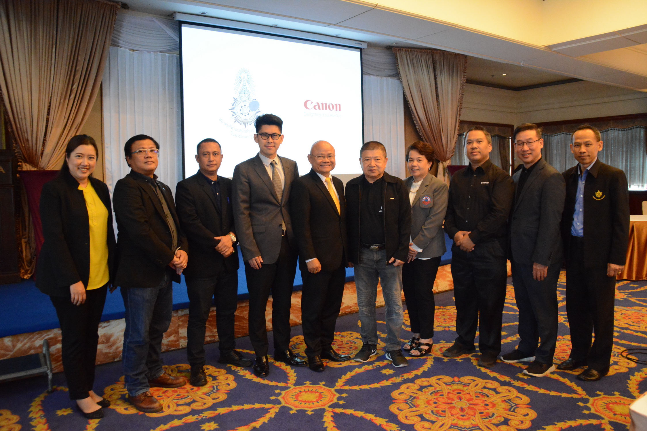 คณะกรรมการผู้ทรงคุณวุฒิ พิจารณาตัดสินภาพถ่าย ในโครงการประกวดภาพถ่ายชิงถ้วยประทานพระเจ้าหลานเธอ พระองค์เจ้าสิริวัณณวรีนารีรัตน์