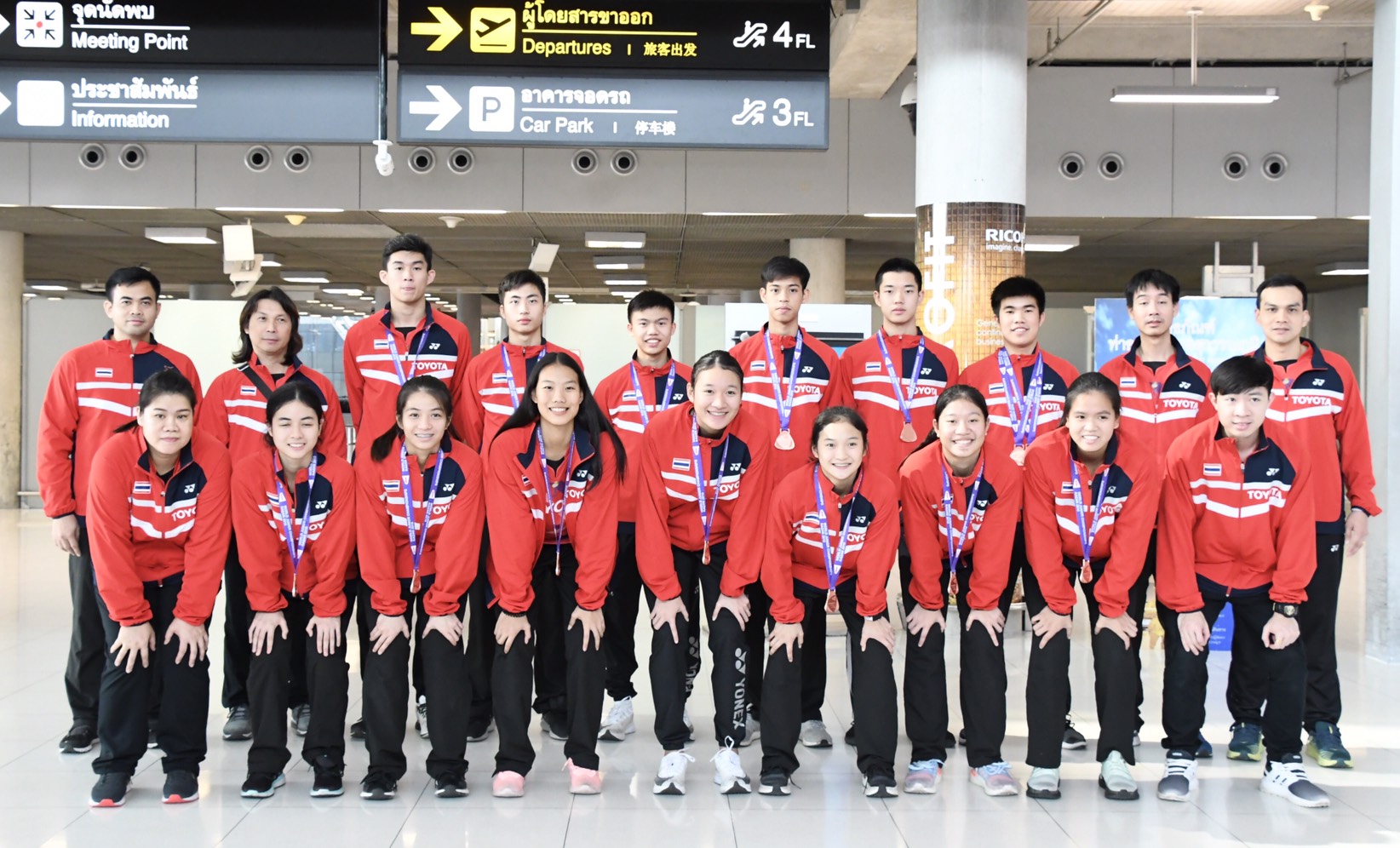 ทัพนักแบดเยาวชนไทยเดินทางกลับถึงไทยแล้ว หลังทำผลงาน 1 เหรียญทอง และ 3 เหรียญทองแดง ทัพนักแบดเยาวชนไทยเดินทางกลับถึงไทยแล้ว หลังทำผลงาน 1 เหรียญทอง และ 3 เหรียญทองแดง