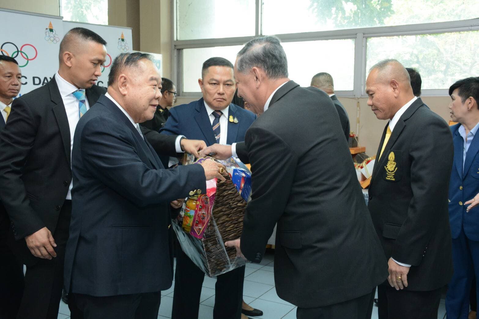 นำกระเช้าของขวัญไปมอบให้ พลเอก ประวิตร วงษ์สุวรรณ ประธานคณะกรรมการโอลิมปิคแห่งประเทศไทย ในพระบรมราชูปถัมภ์ ในวาระดิถีขึ้นปีใหม่ นำกระเช้าของขวัญไปมอบให้ พลเอก ประวิตร วงษ์สุวรรณ ประธานคณะกรรมการโอลิมปิคแห่งประเทศไทย ในพระบรมราชูปถัมภ์ ในวาระดิถีขึ้นปีใหม่