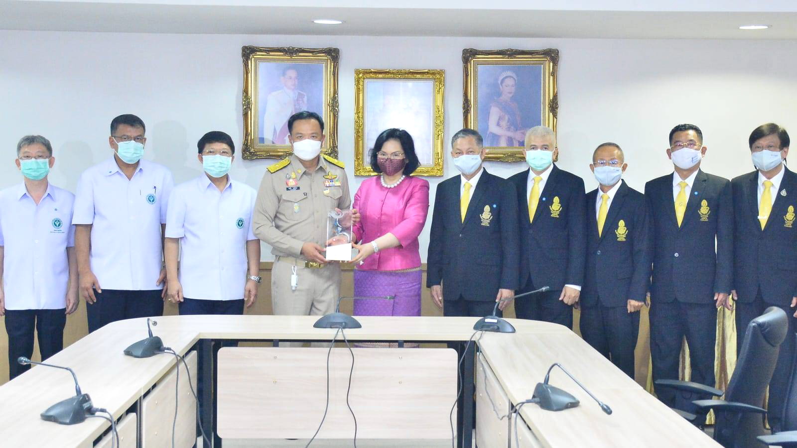 สมาคมแบดฯ เข้าเยี่ยมคารวะ เพื่อมอบโล่แสดงความขอบคุณกระทรวงสาธารณสุข สมาคมแบดฯ เข้าเยี่ยมคารวะ เพื่อมอบโล่แสดงความขอบคุณกระทรวงสาธารณสุข