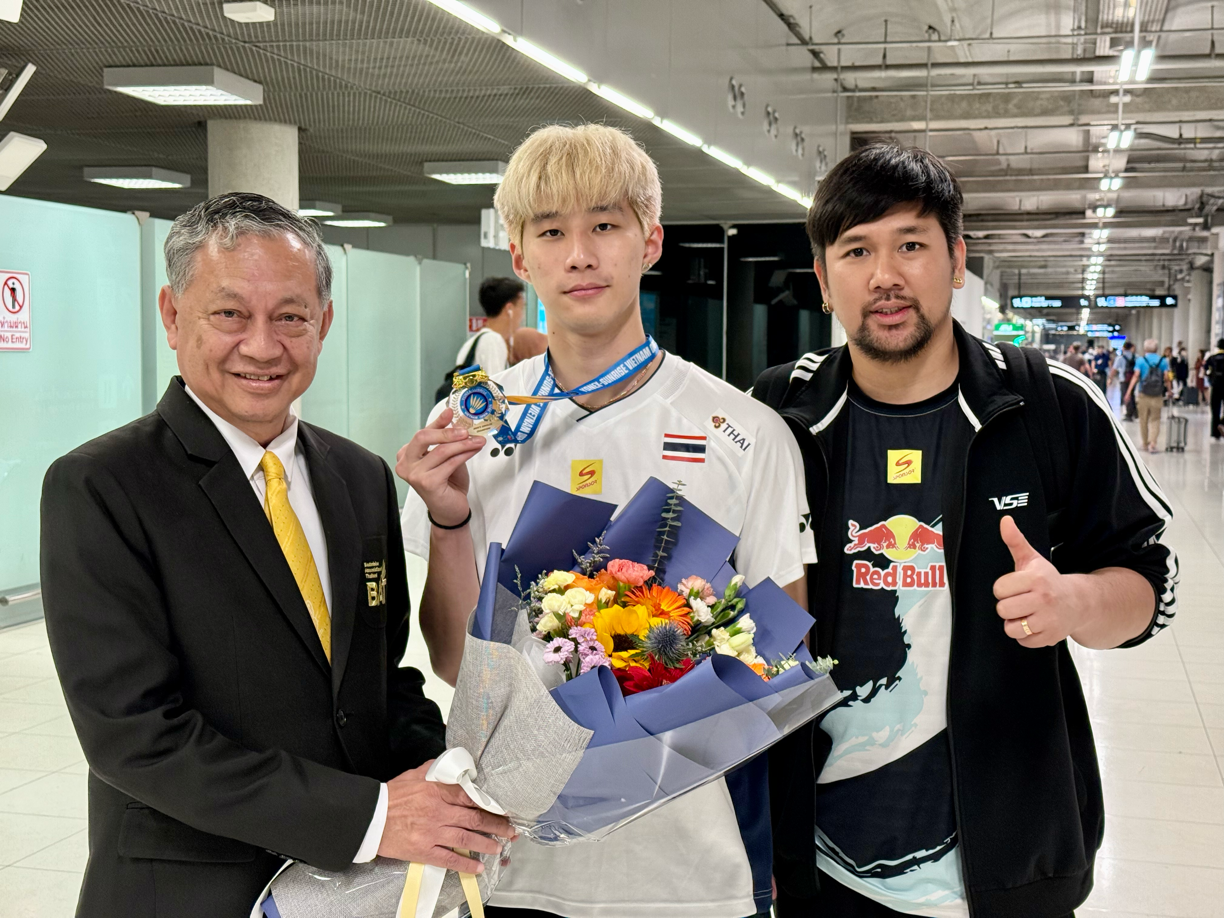 ”อิคคิว” พณิชพล พร้อมโค้ชอาร์ท เดินทางกลับถึงประเทศไทยแล้วเมื่อคืนนี้ ”อิคคิว” พณิชพล พร้อมโค้ชอาร์ท เดินทางกลับถึงประเทศไทยแล้วเมื่อคืนนี้