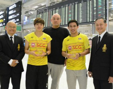 “แชมป์คู่ผสม สวิสโอเพ่น “บาส-ปอป้อ” เดินทางถึงไทยวันนี้”