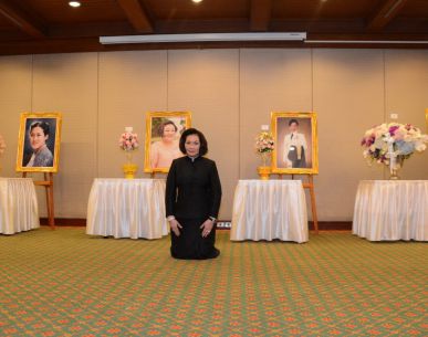 ผู้แทนพระองค์ เชิญดอกไม้พระราชทานและดอกไม้ประทานแก่คุณหญิงปัทมา