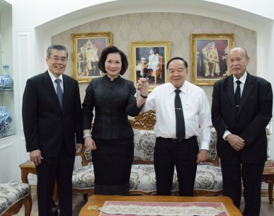 พล.อ.ประวิตร ยินดี คุณหญิงปัทมา นั่งไอโอซีเมมเบอร์