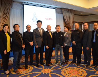 คณะกรรมการผู้ทรงคุณวุฒิ พิจารณาตัดสินภาพถ่าย ในโครงการประกวดภาพถ่ายชิงถ้วยประทานพระเจ้าหลานเธอ พระองค์เจ้าสิริวัณณวรีนารีรัตน์