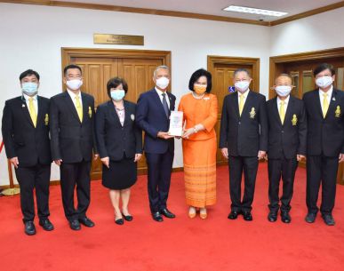 มอบโล่แสดงความขอบคุณ รัฐมนตรีกีฬา