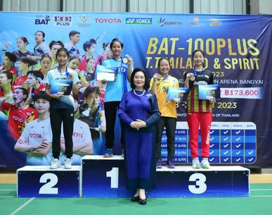 นายกสมาคมกีฬาแบดมินตันแห่งประเทศไทยฯ มอบรางวัลในรอบชิงชนะเลิศการแข่งขันแบดมินตันรายการ BAT-100PLUS -T.THAILAND & SPIRIT OPEN 2023